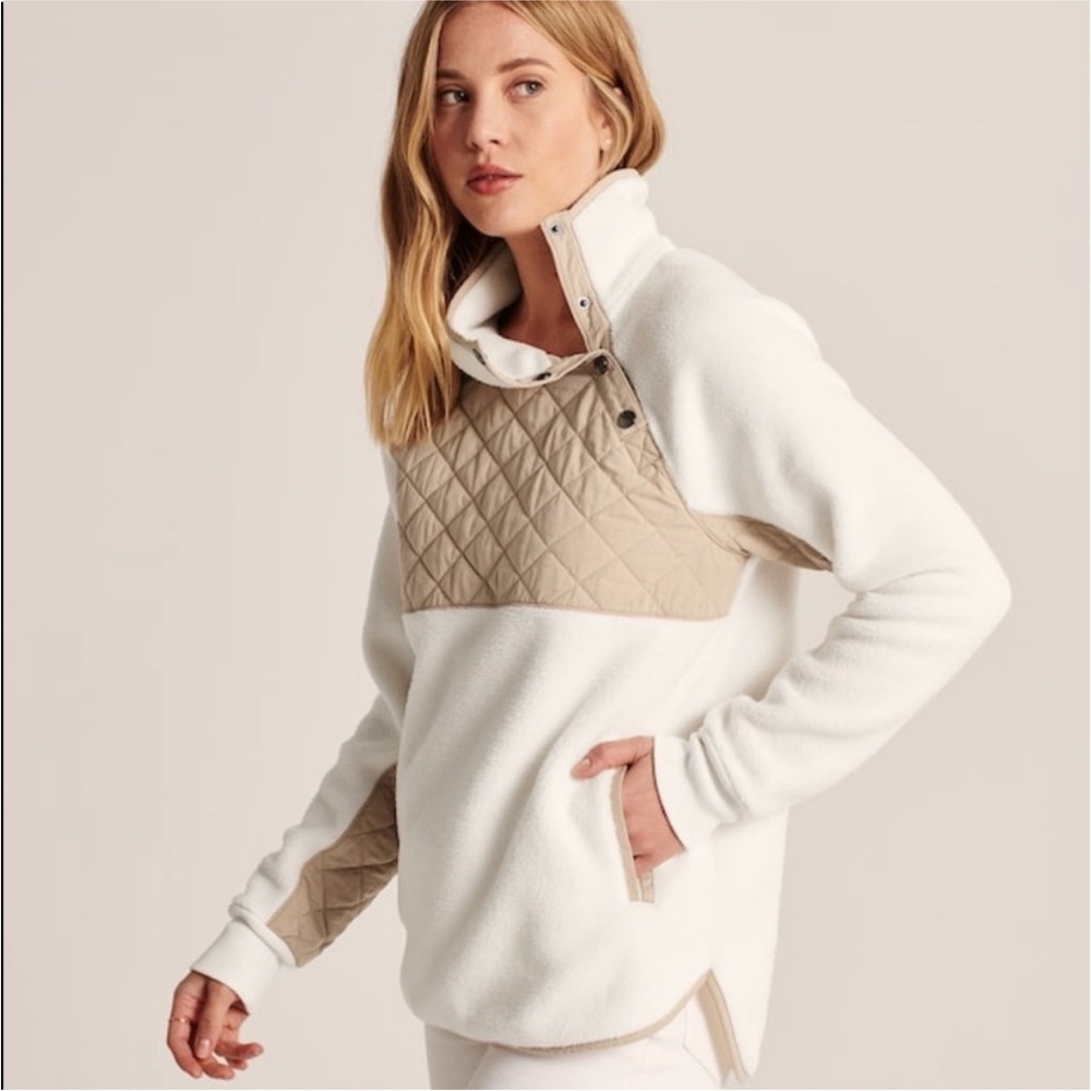 NWT Abercrombie & Fitch - Cream and Tan Quilted Asymmetrical Button Pullover - L